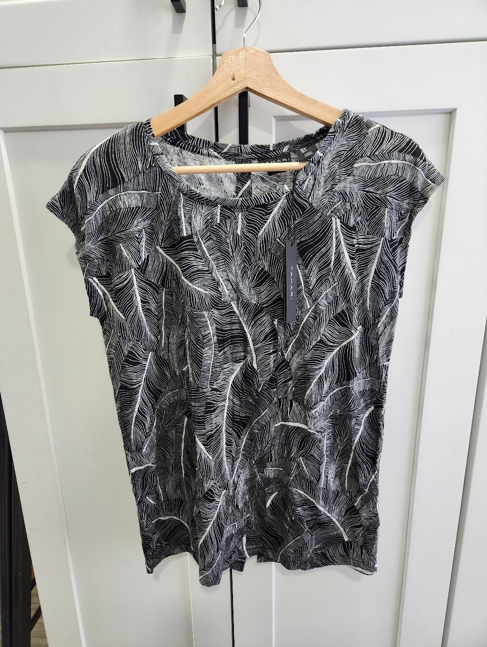 NWT Tahari 100% Linen Printed Black Button Back Tee Short Sleeve Size Small